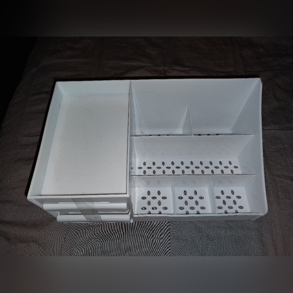 Makeup storage - Picture 2 of 2